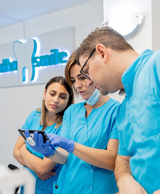 Das Team berät sich | Ortho Smile in Nürnberg