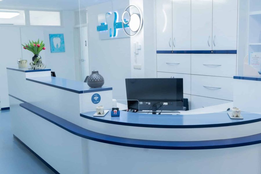 Empfangsbereich Ortho Smile - Kieferorthopädisch tätige Zahnarztpraxis in Nürnberg Reinhard Huber