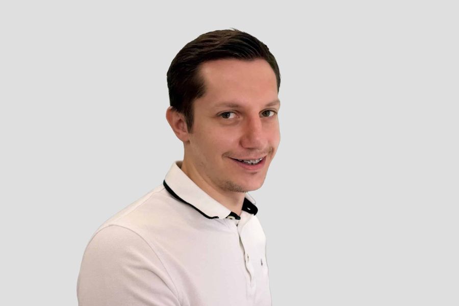 Portraitfoto von Gavrila in der Zahnarztpraxis Ortho Smile