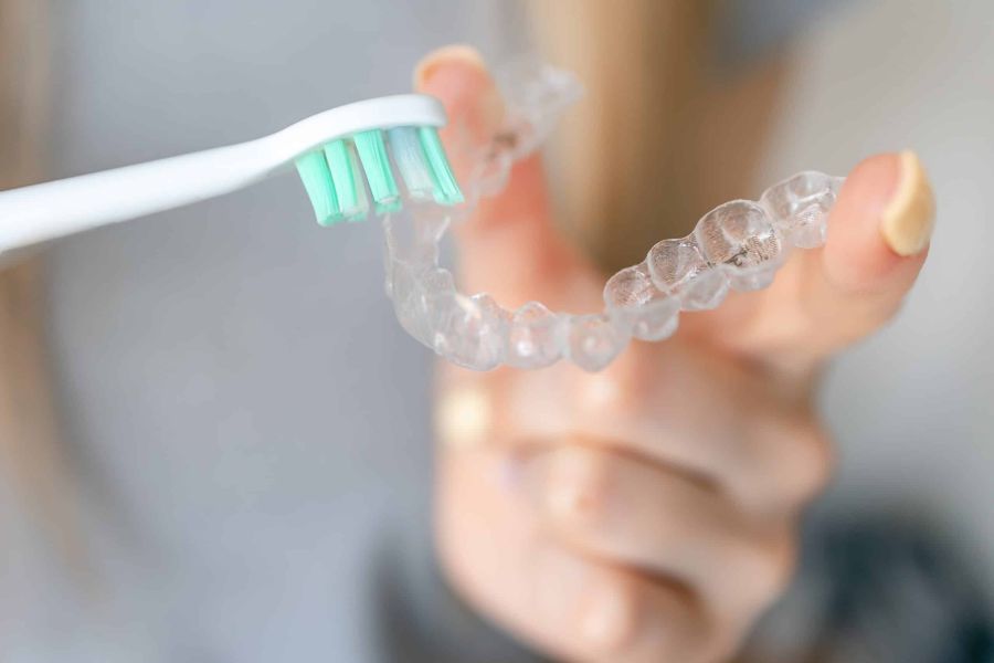 Zahnschiene wird mit Bürste gründlich gesäubert
