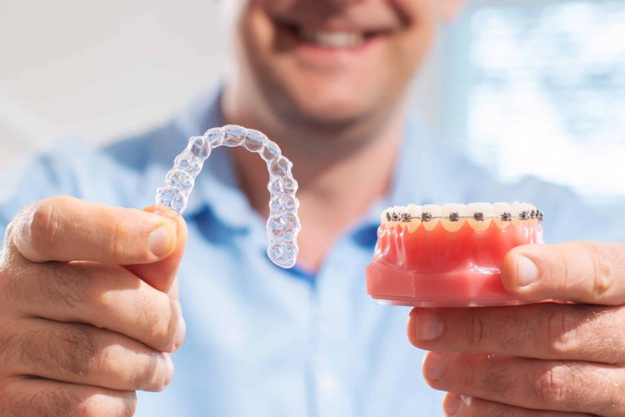 Transparente Zahnschiene für kieferorthopädische Behandlung bei Ortho Smile